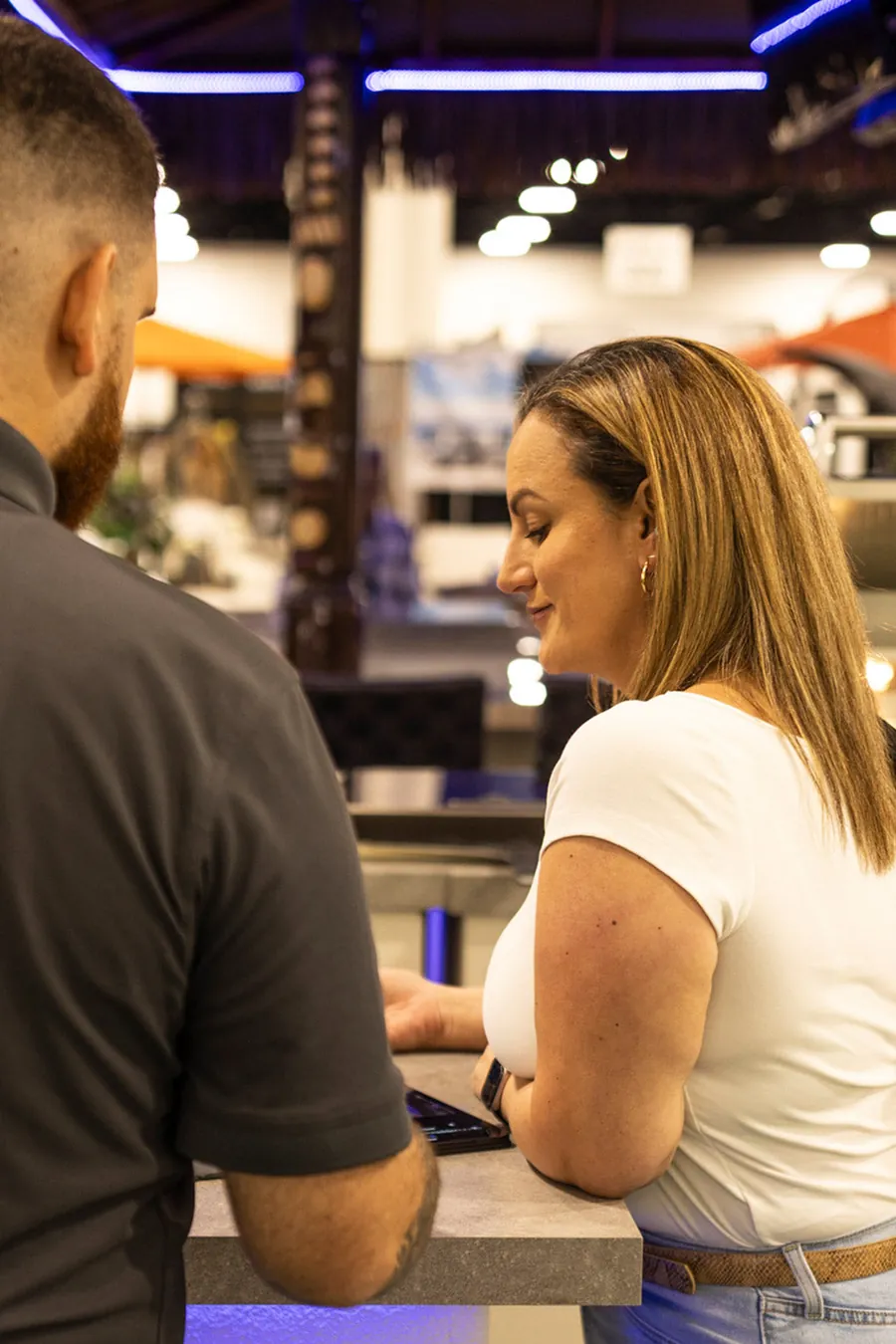 María Lucena asesorando a un cliente en un showroom de diseño